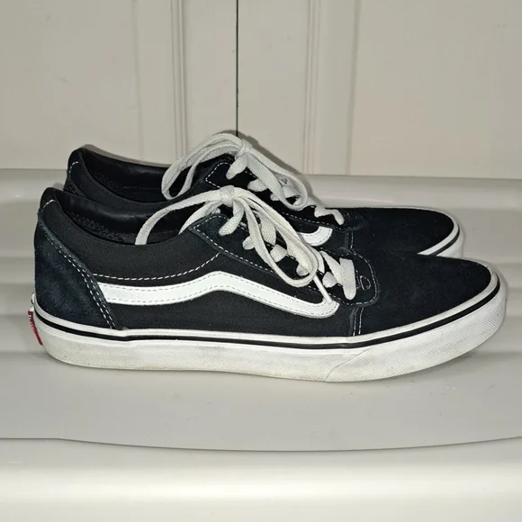 Classic Van's tennis skate shoes - size 6 youth - black and white - Picture 3 of 8